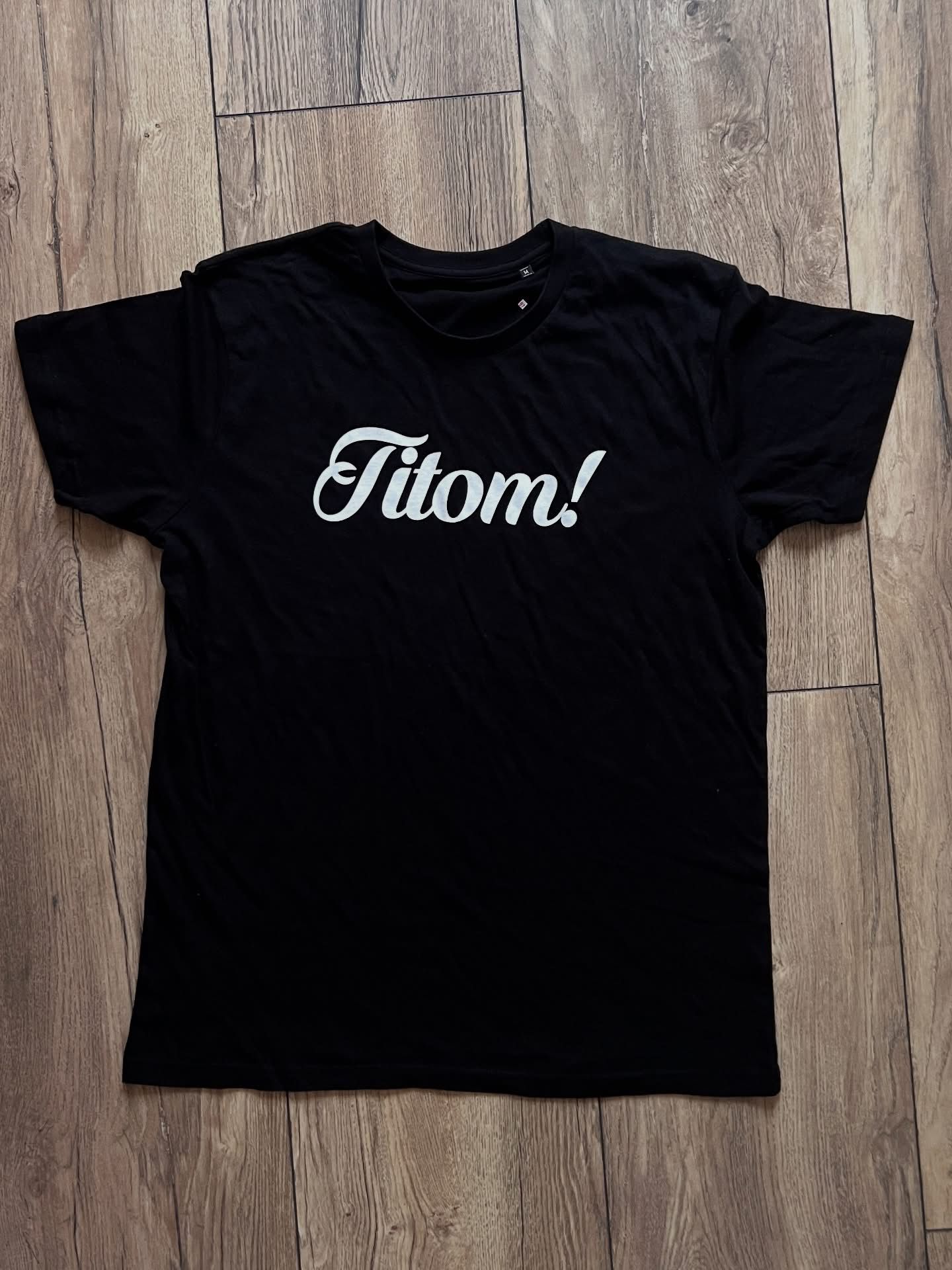 Shirt titom liggend Shirt titom liggend