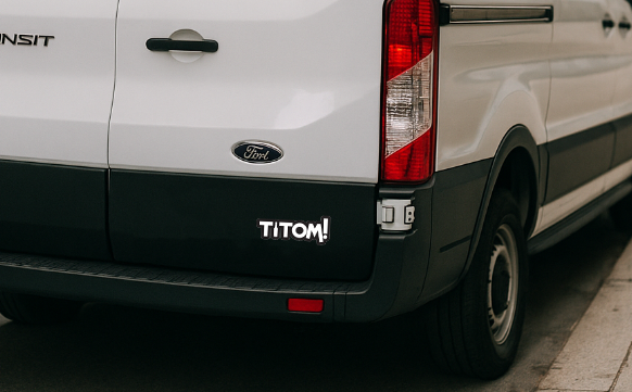 Titom sticker op bus Titom sticker op bus