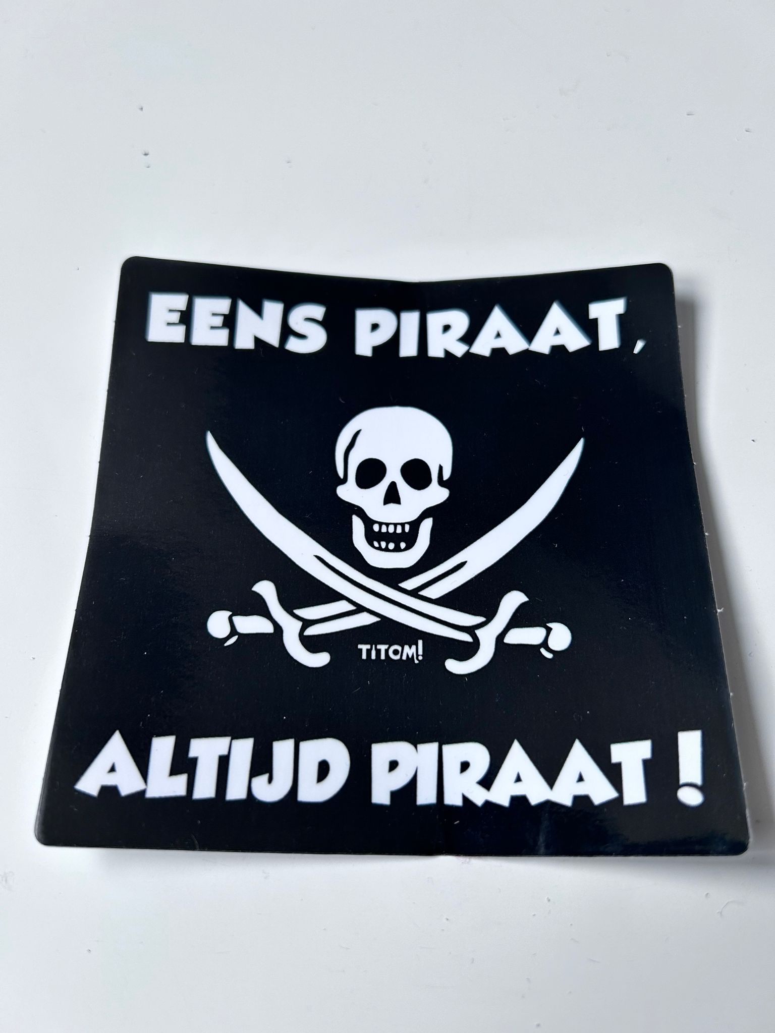 Eens-piraat-altijd-piraat-sticker Eens-piraat-altijd-piraat-sticker